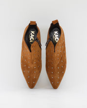 BOTIN MUJER TACON ANCHO SERRAJE CUERO CON TACHAS KAOLA 4064