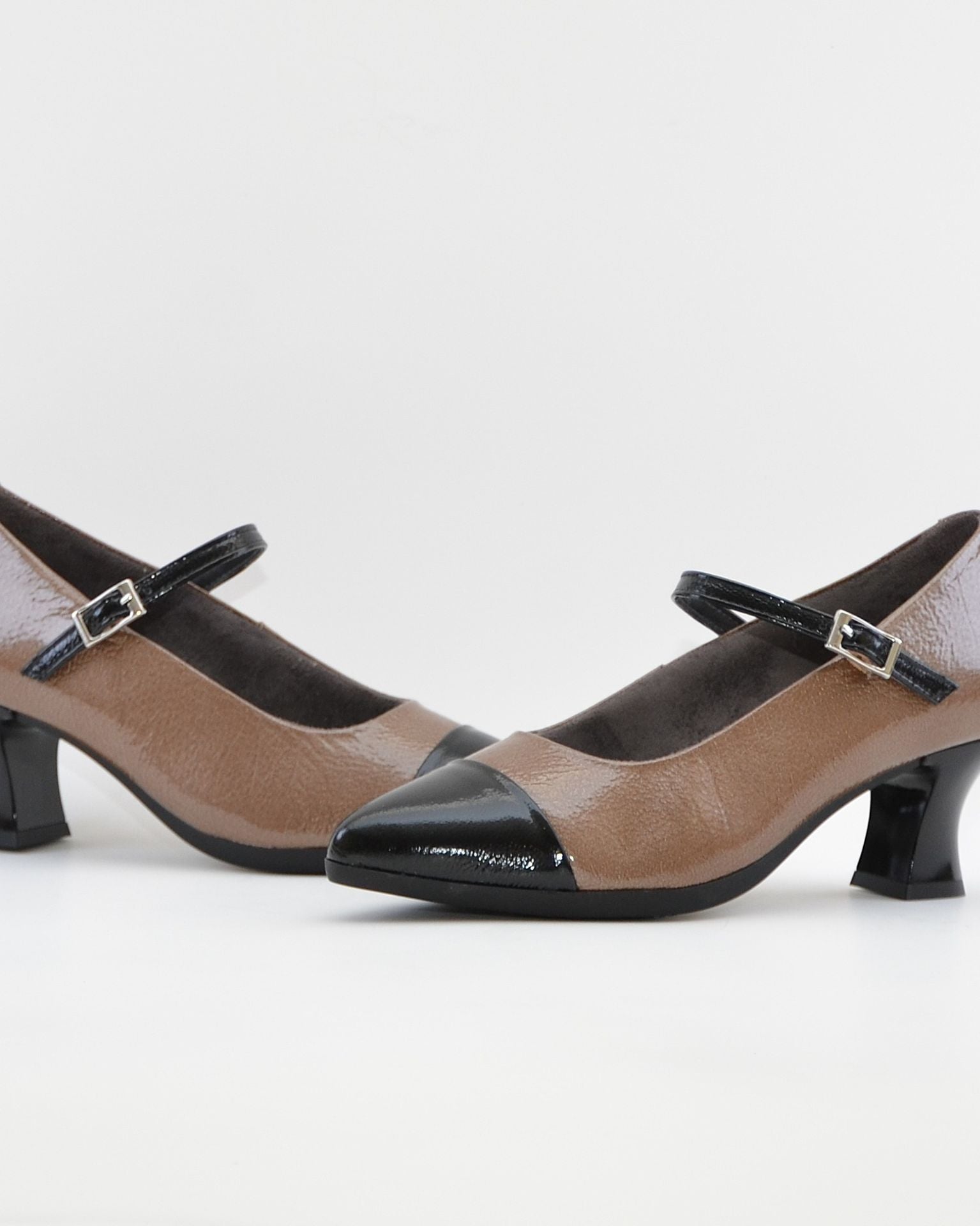 ZAPATO SALON MUJER CON PULSERA CHAROL TOPO Y NEGRO PITILLOS 11683