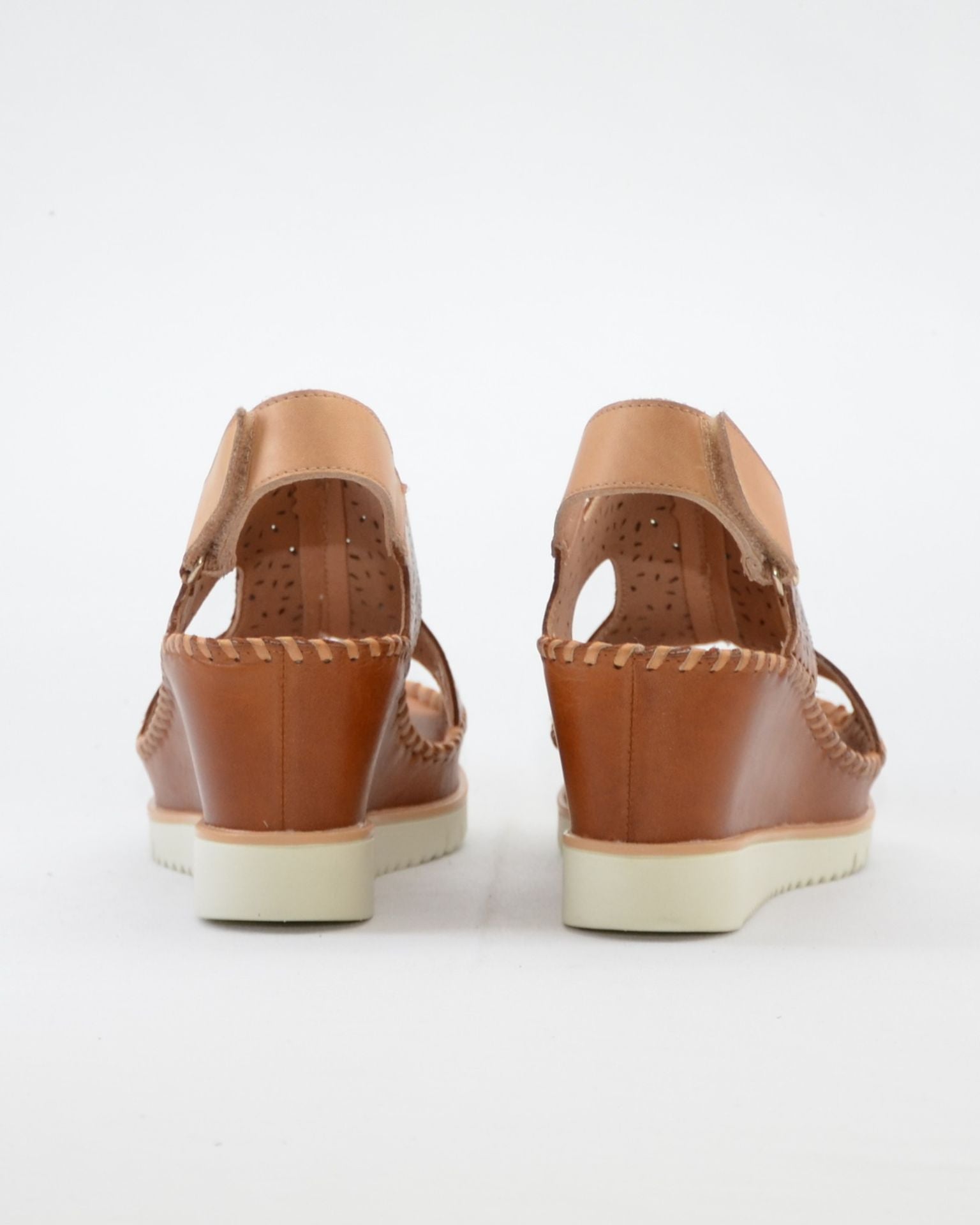 SANDALIA CUÑA MUJER PIEL MICROPERFORADA COLOR BRANDY PIKOLINOS W3Z-1623C1