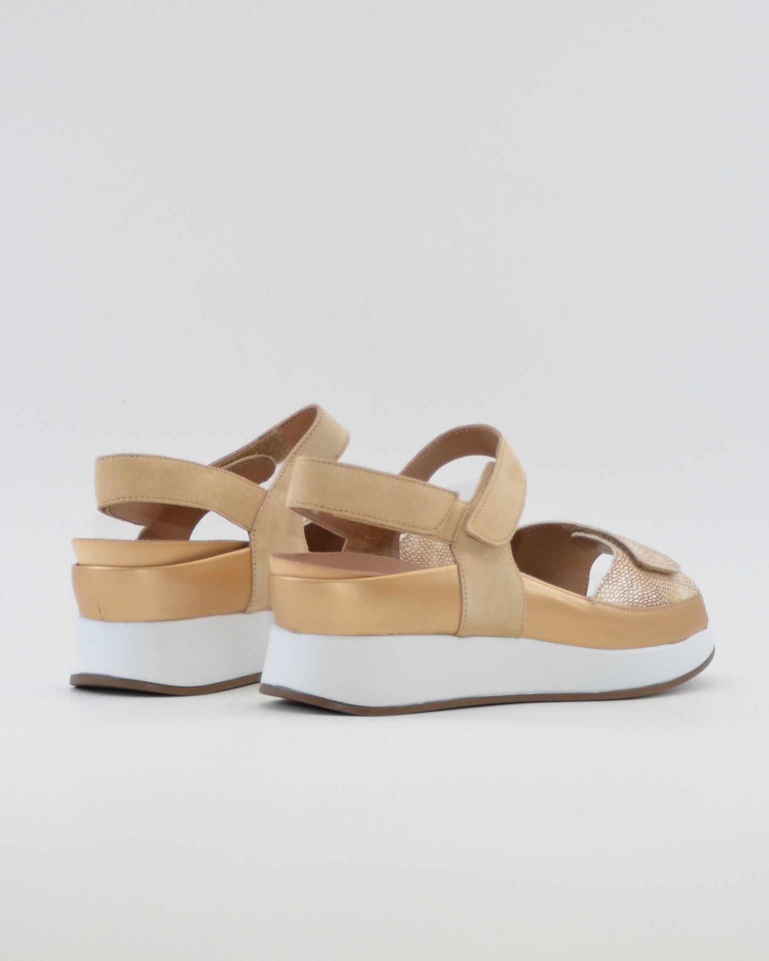 SANDALIA PLANTILLA EXTRAIBLE MUJER TRES VELCROS ANCHO ESPECIAL COLOR SAND PIE SANTO 260422