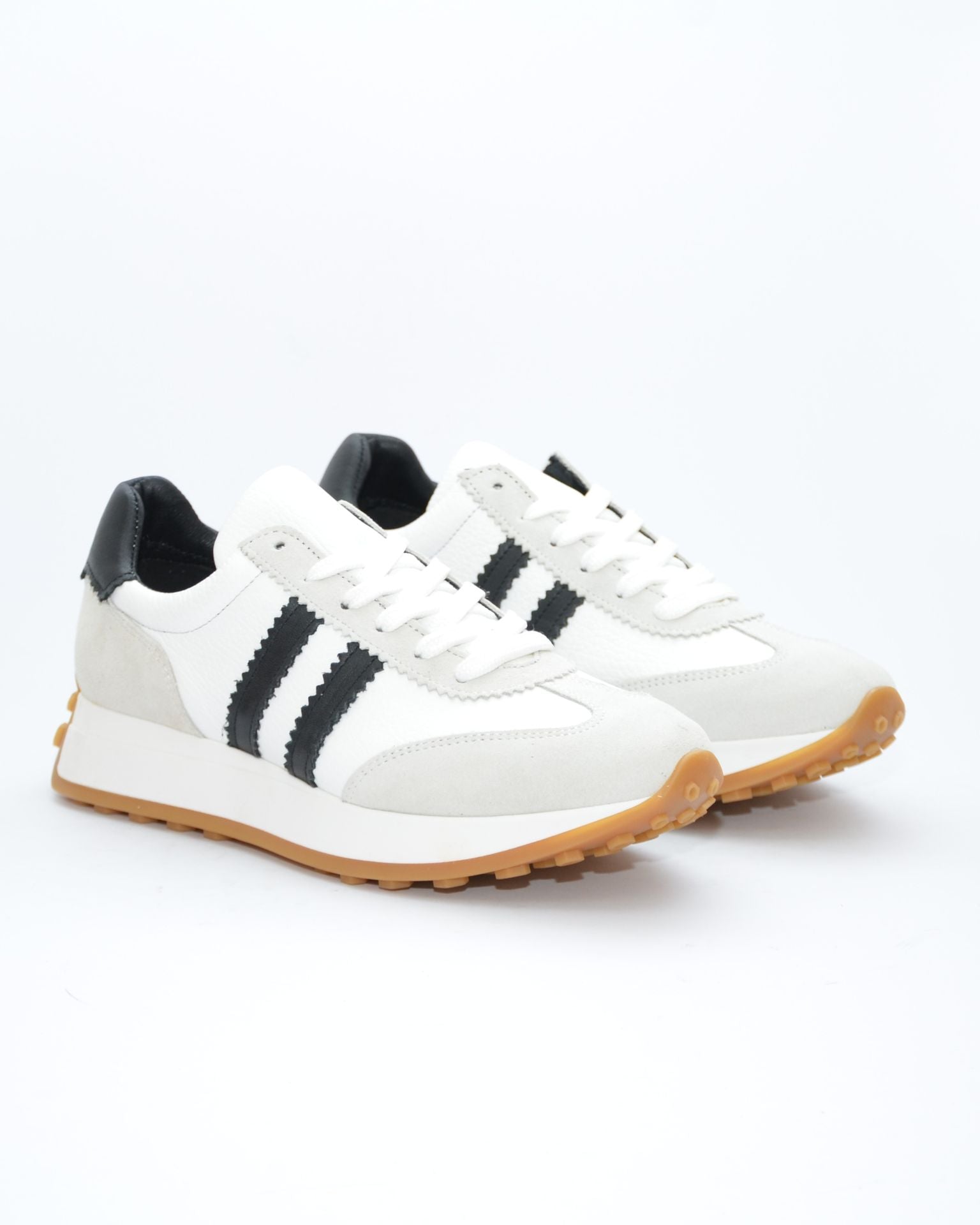 SNEAKER MUJER BLANCO TIRAS NEGRAS