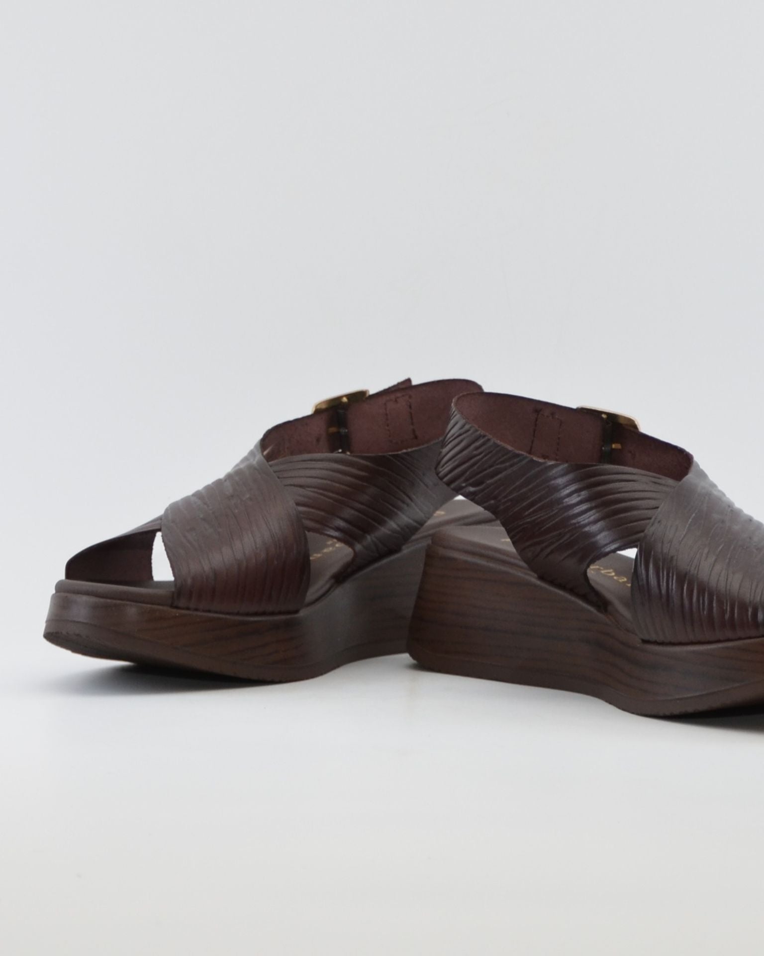SANDALIA MUJER CRUZADA COLOR MARRON PLANTA ACOLCHADA PAULA URBAN 33-2070 TESTA