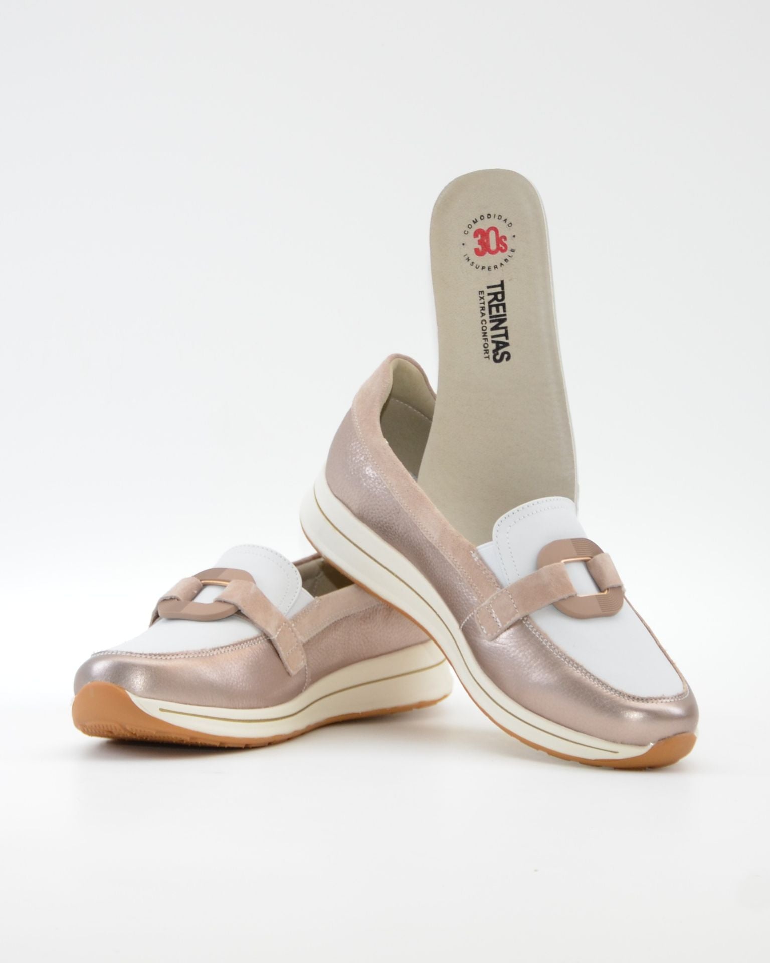 MOCASIN MUJER BLANCO Y METALIZADO CON ADORNO EN PIEL TREINTAS 4501
