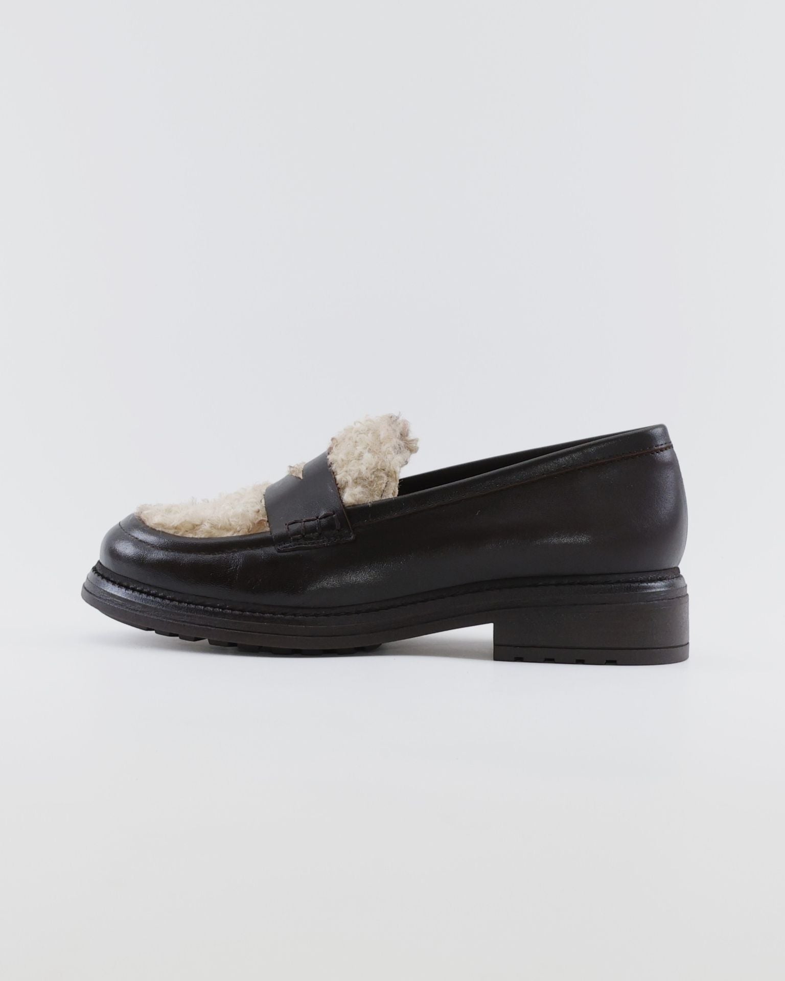 MOCASIN MUJER PIEL MARRON CON LANA LACOMBA LYCHEE