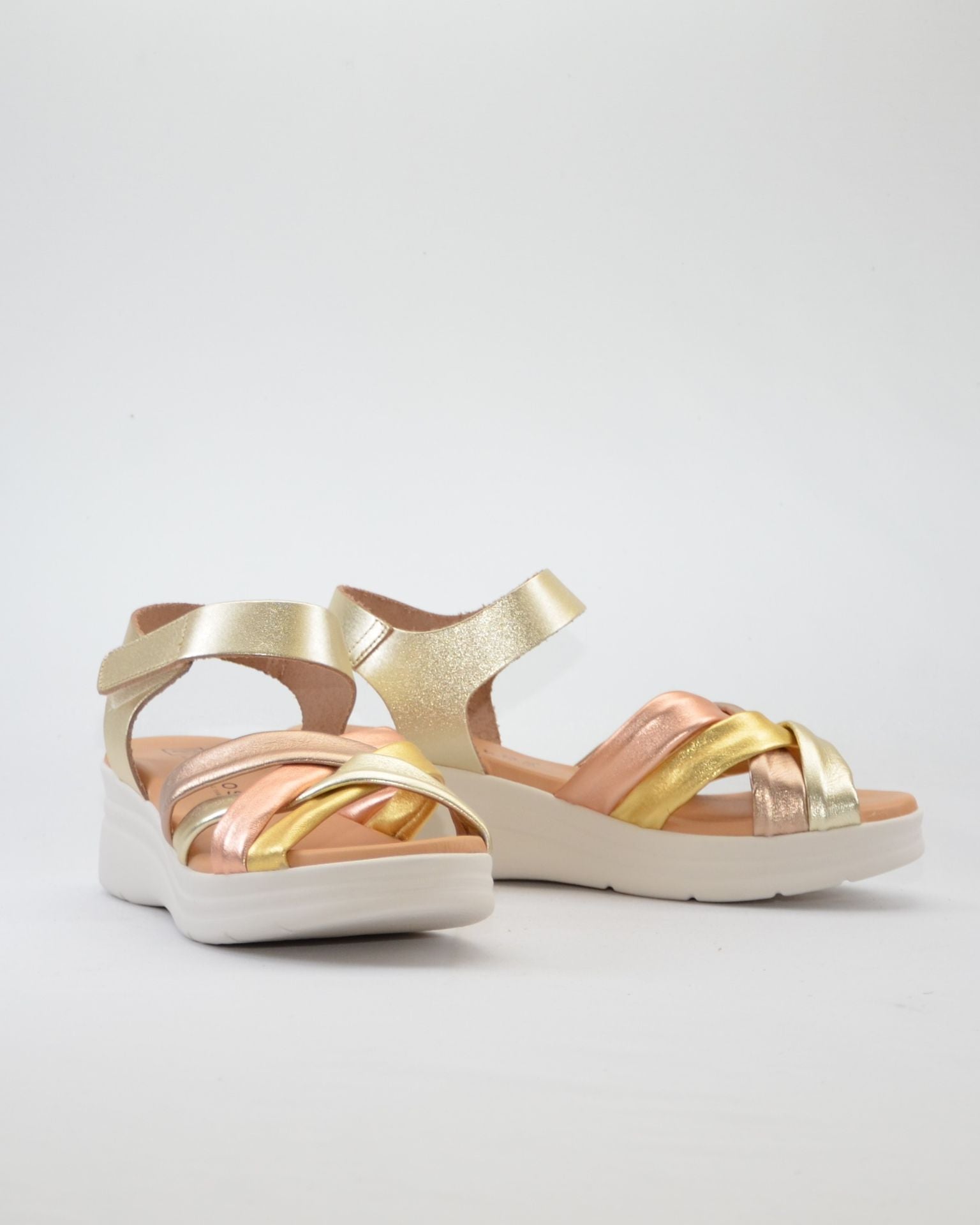SANDALIA CUÑA METALIZADA TUBULAR PLANTA ACOLCHADA PITILLOS 11290 ORO