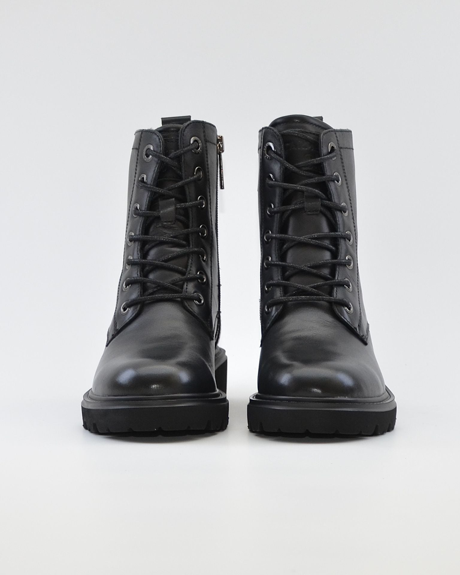 BOTA TIPO MILITAR PIEL COLOR NEGRO CARMELA 164337