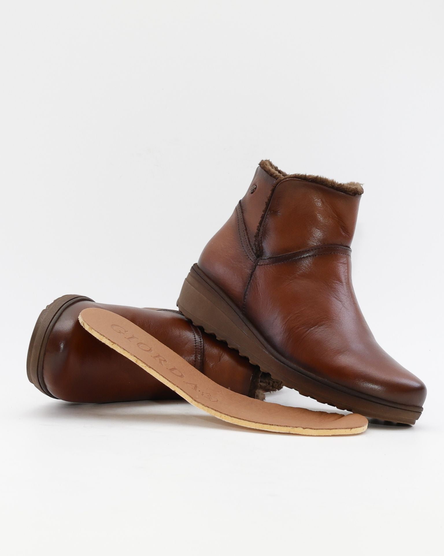 BOTINES DE MUJER CON CUÑA BAJA COLOR CUERO GIORDA 27681