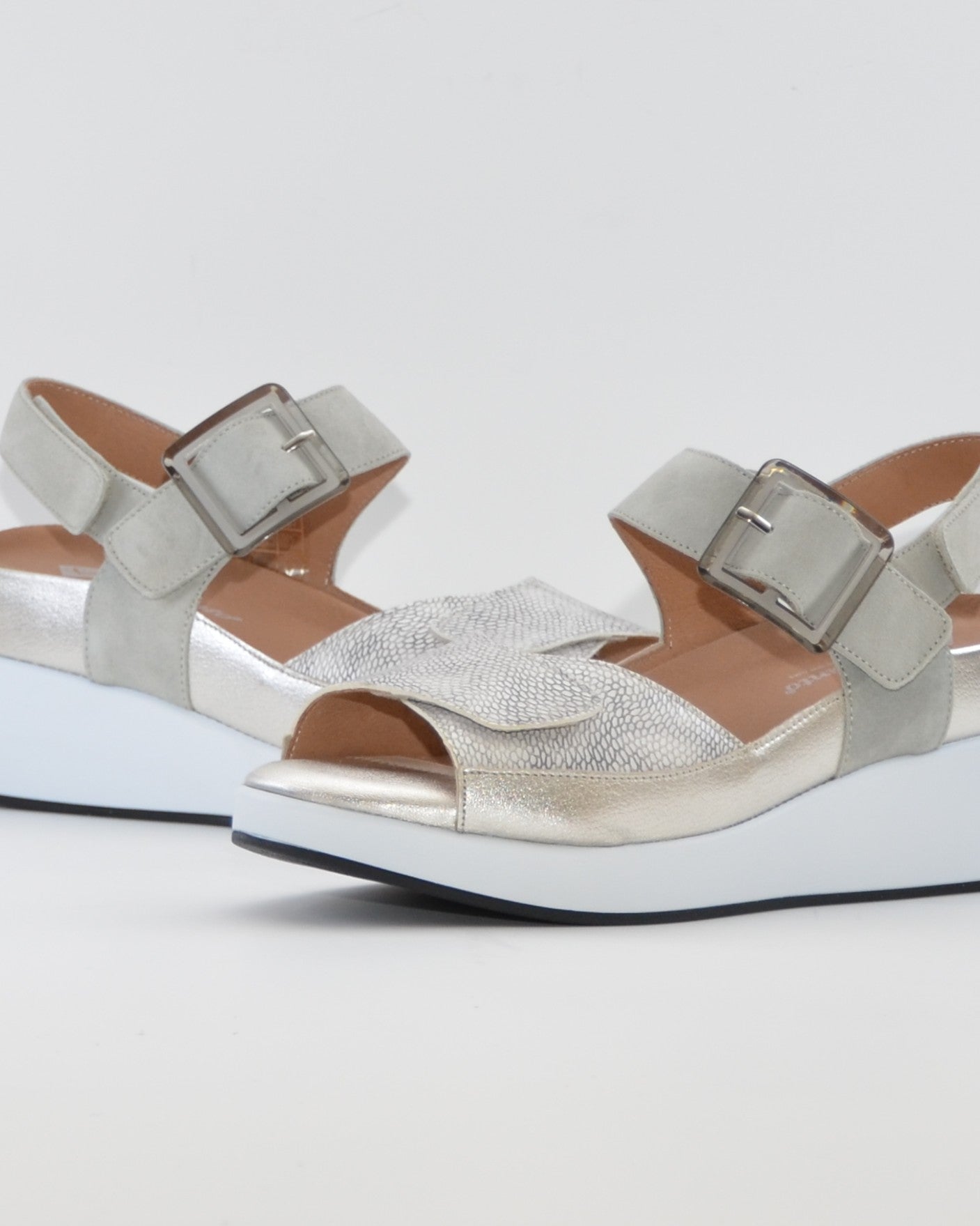 SANDALIA CUÑA PLANTILLA EXTRAIBLE MUJER TRES VELCROS ANCHO ESPECIAL COLOR VERDE Y PLATA PIE SANTO 260382 CAVA