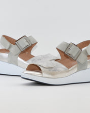 SANDALIA CUÑA PLANTILLA EXTRAIBLE MUJER TRES VELCROS ANCHO ESPECIAL COLOR VERDE Y PLATA PIE SANTO 260382 CAVA