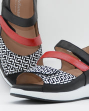 SANDALIA PLANTILLA EXTRAIBLE MUJER TRES VELCROS ANCHO ESPECIAL COLOR NEGRO Y ROJO PIE SANTO 260423