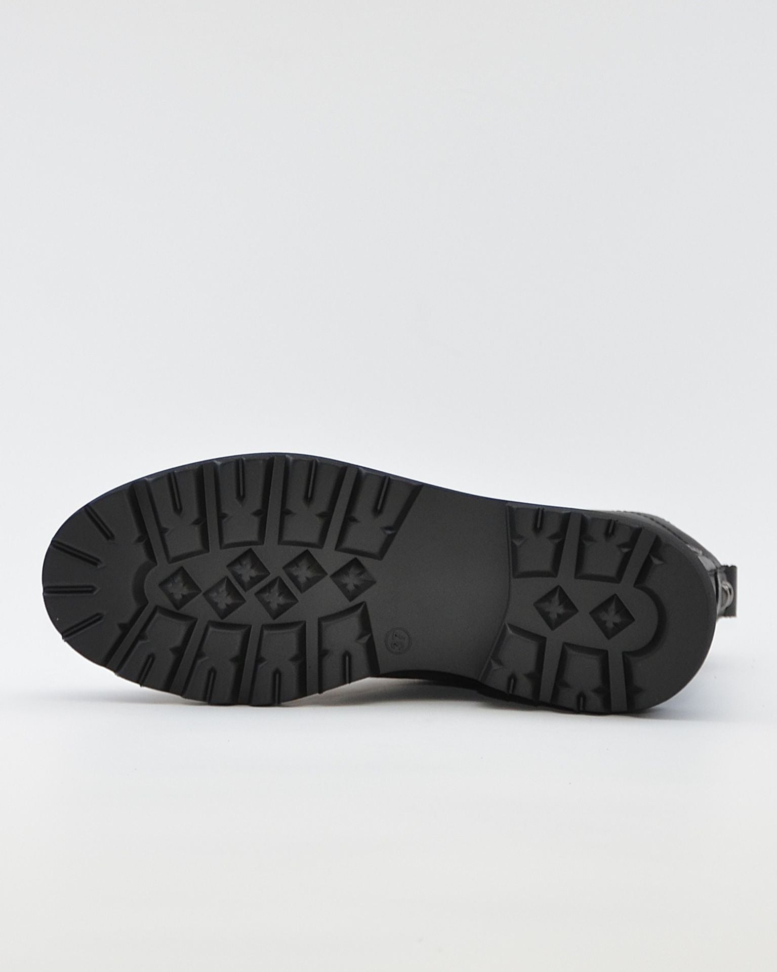 BOTA TIPO MILITAR PIEL COLOR NEGRO CARMELA 164337