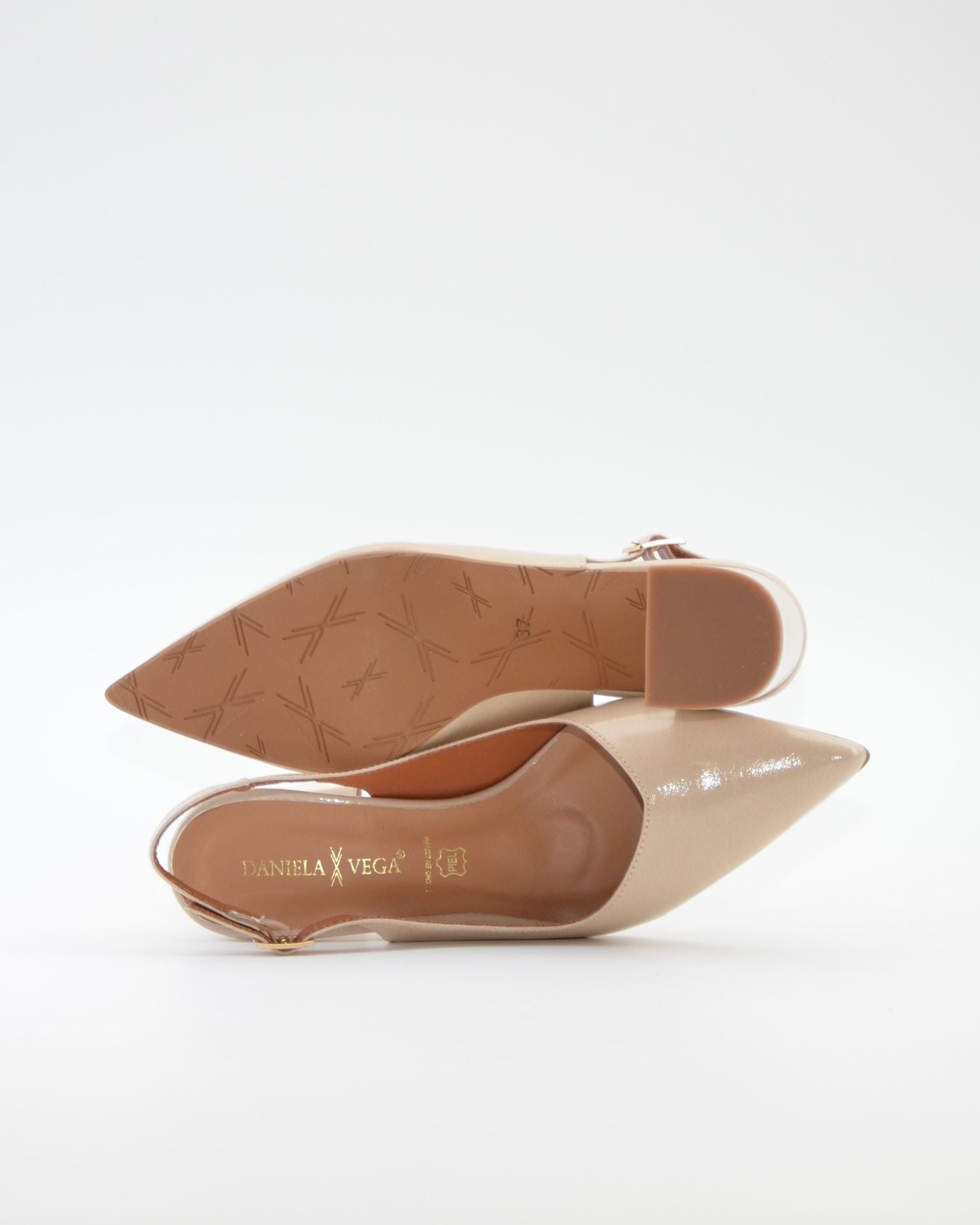 ZAPATO SALON DESTALONADO TACON CUADRADO COLOR BEIGE DANIELA V. 2315CD SAHARA
