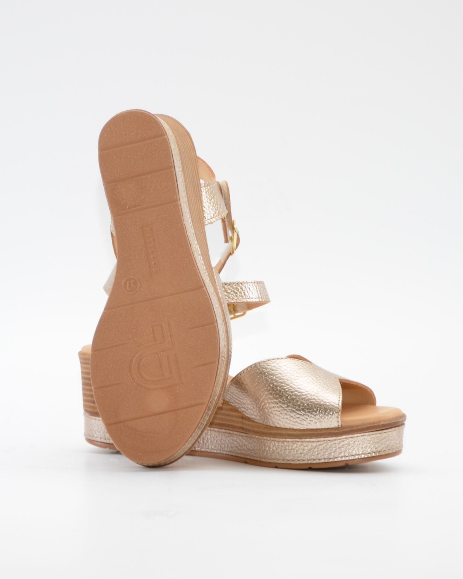 SANDALIA CUÑA DORADA PARA MUJER CON PLANTA ACOLCHADA PITILLOS 11280
