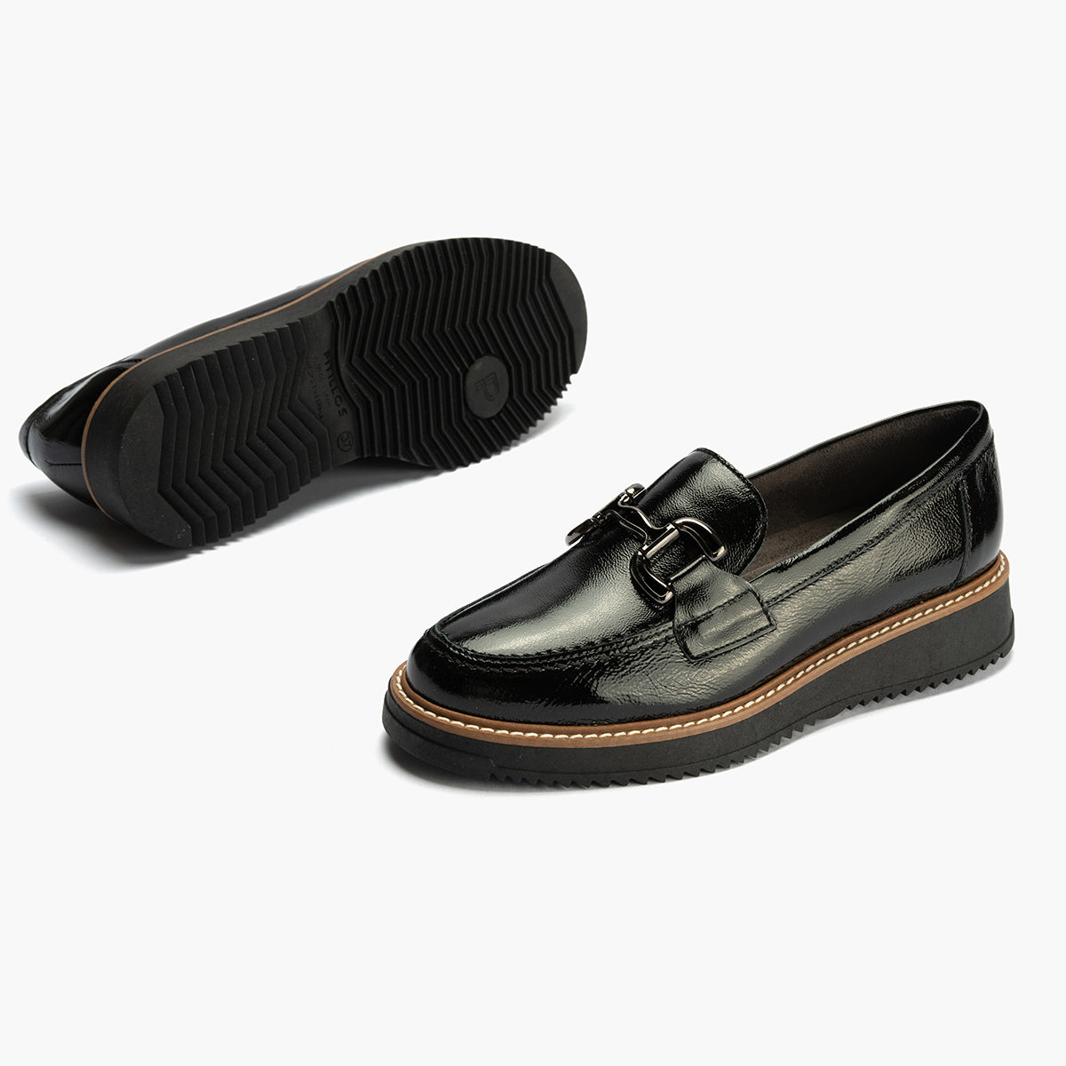 MOCASIN PLANO CHAROL NEGRO PISO BAJO 10760