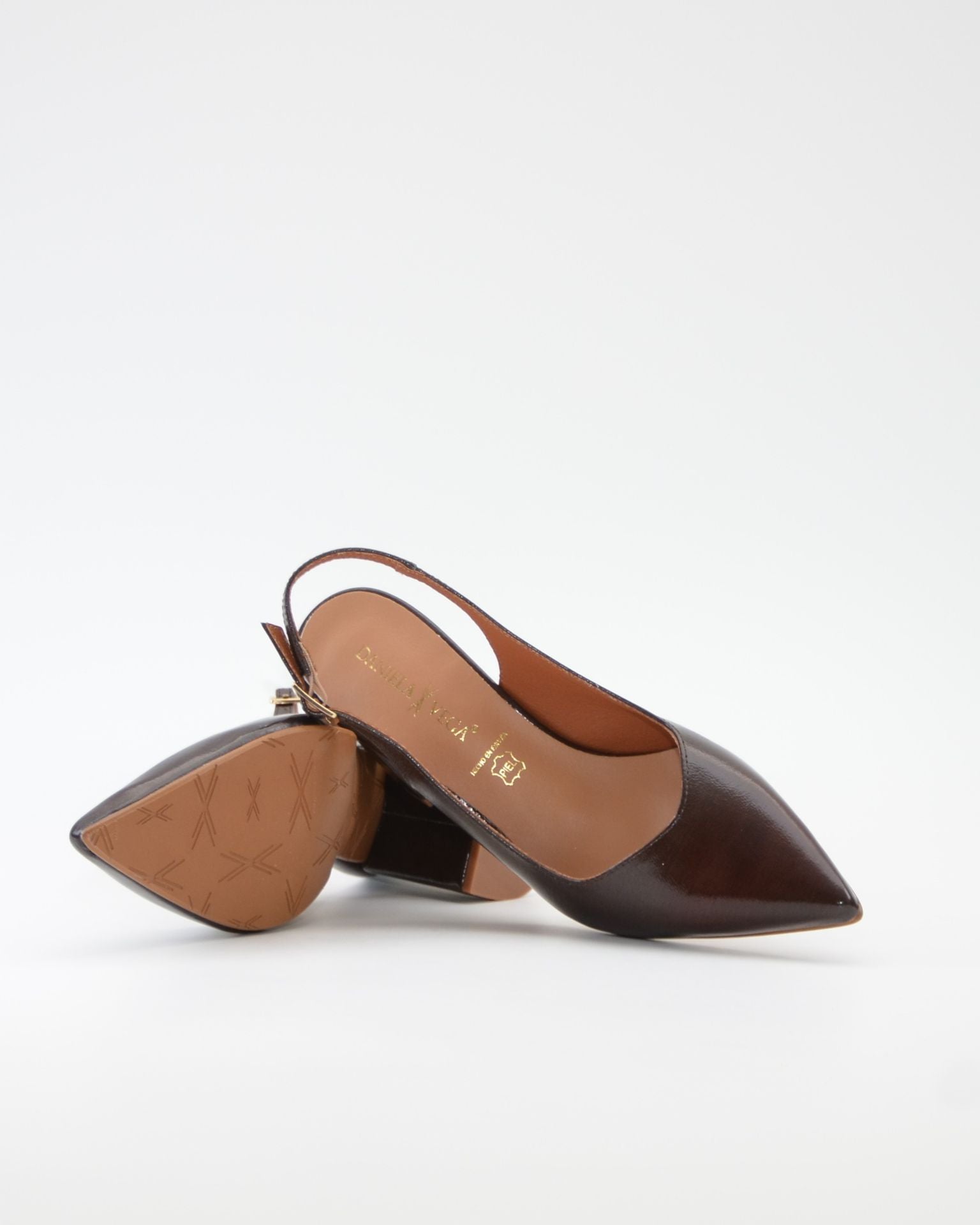 ZAPATO SALON DESTALONADO TACON CUADRADO COLOR MARRON DANIELA V. 2315CD MORO
