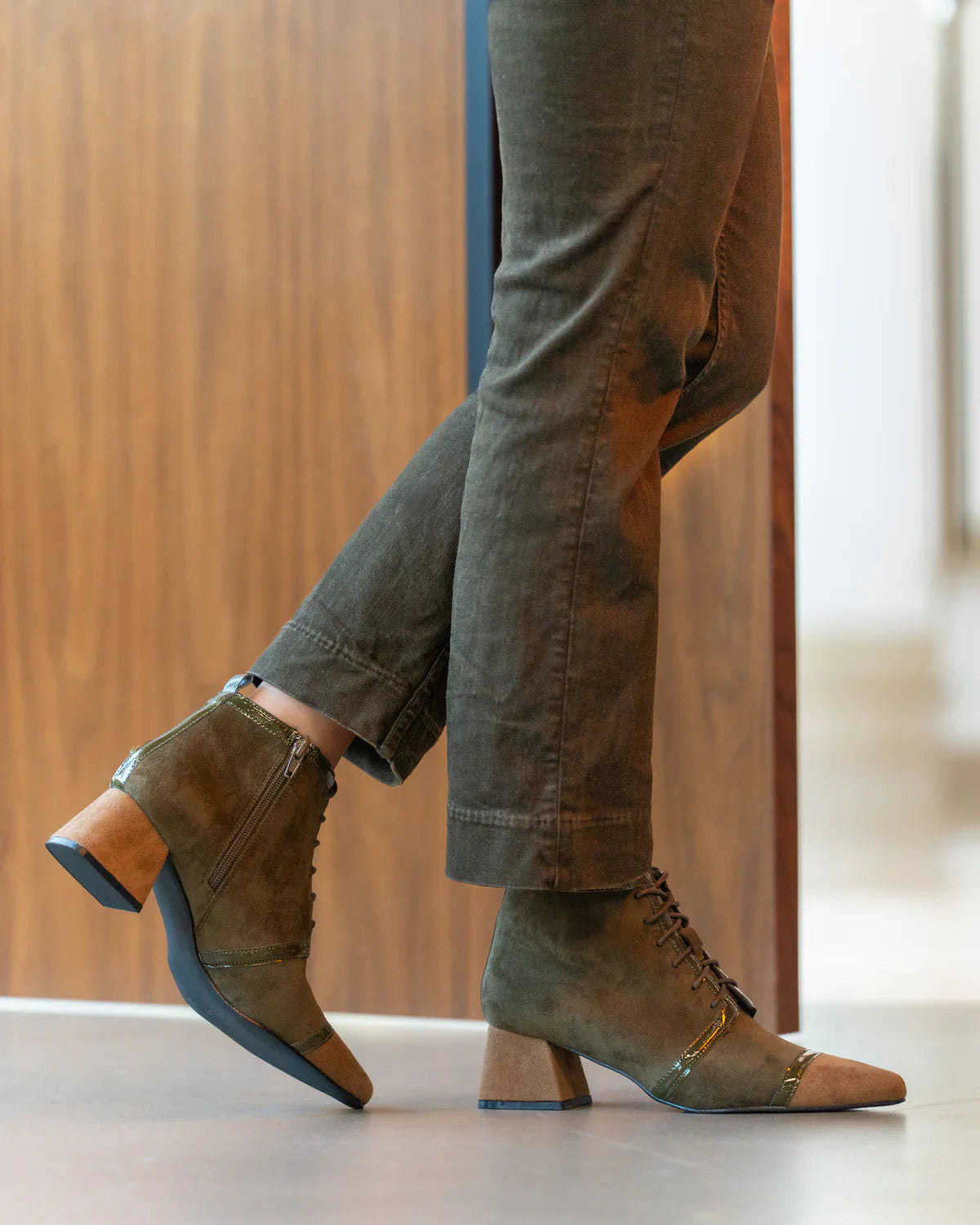 BOTINES TACON BAJO CORDON KAKY CUERO A5406