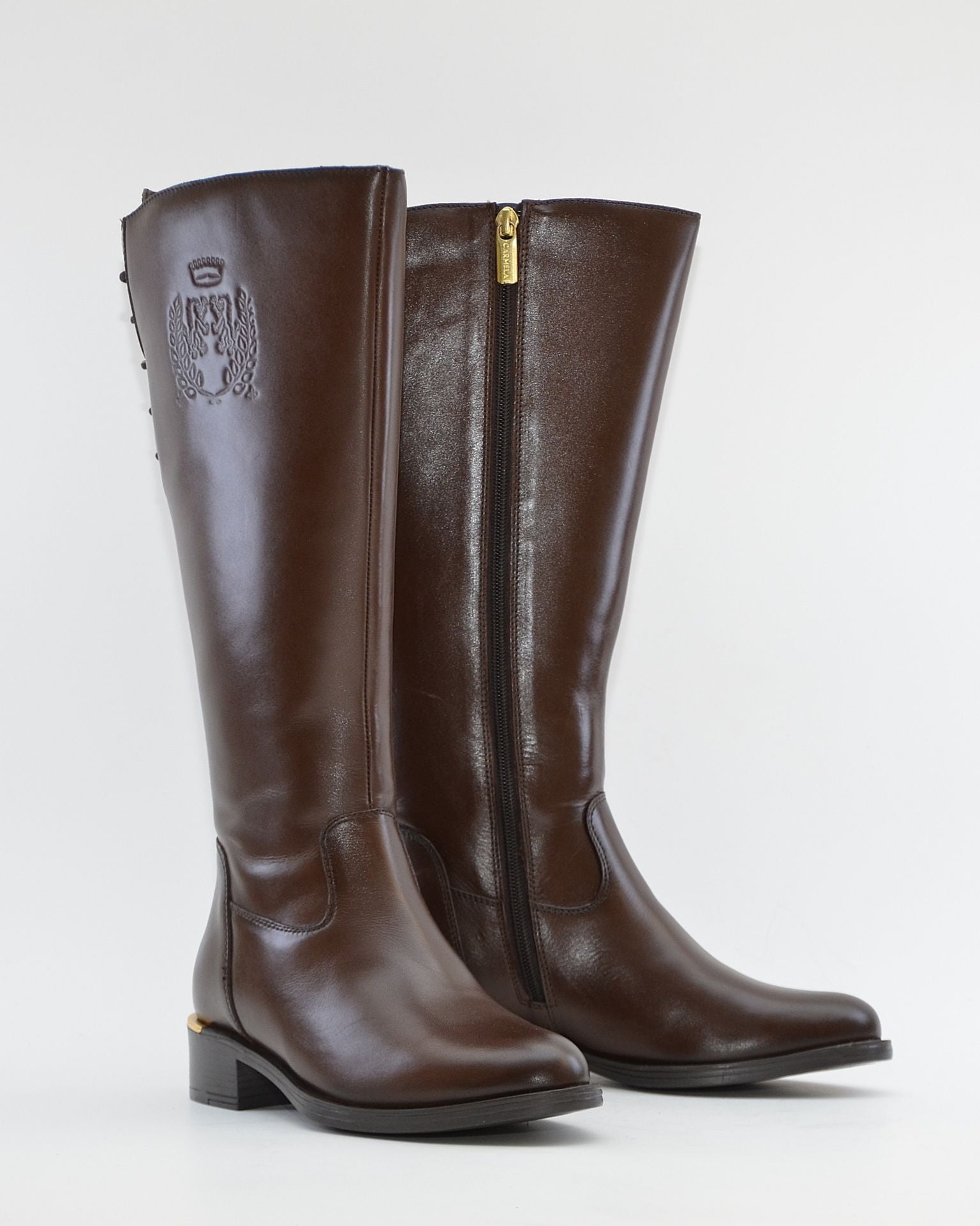 BOTA PLANA MUJER COLOR MARRÓN CON APERTURA AJUSTABLE EN EL GEMELO CARMELA 164010