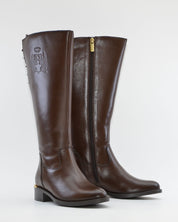 BOTA PLANA MUJER COLOR MARRÓN CON APERTURA AJUSTABLE EN EL GEMELO CARMELA 164010