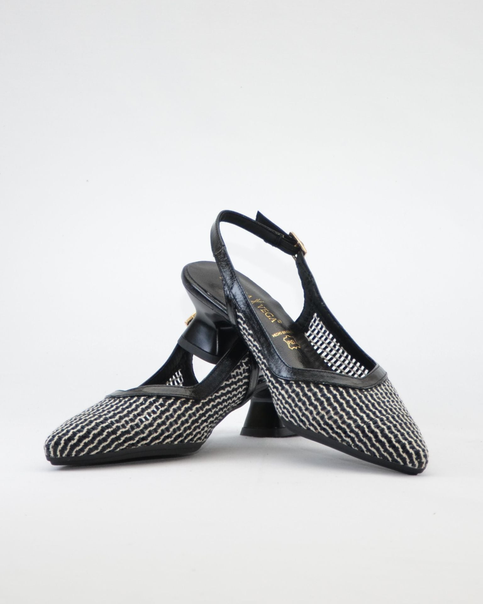 ZAPATO VESTIR MUJER DESTALONADO TACON BAJO DANIELA VEGA CON REJILLA NEGRO BLANCO
