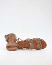 SANDALIA MUJER PLANA CAMEL CON DETALLES EN CUERDA TRENZADA CARMELA 163159