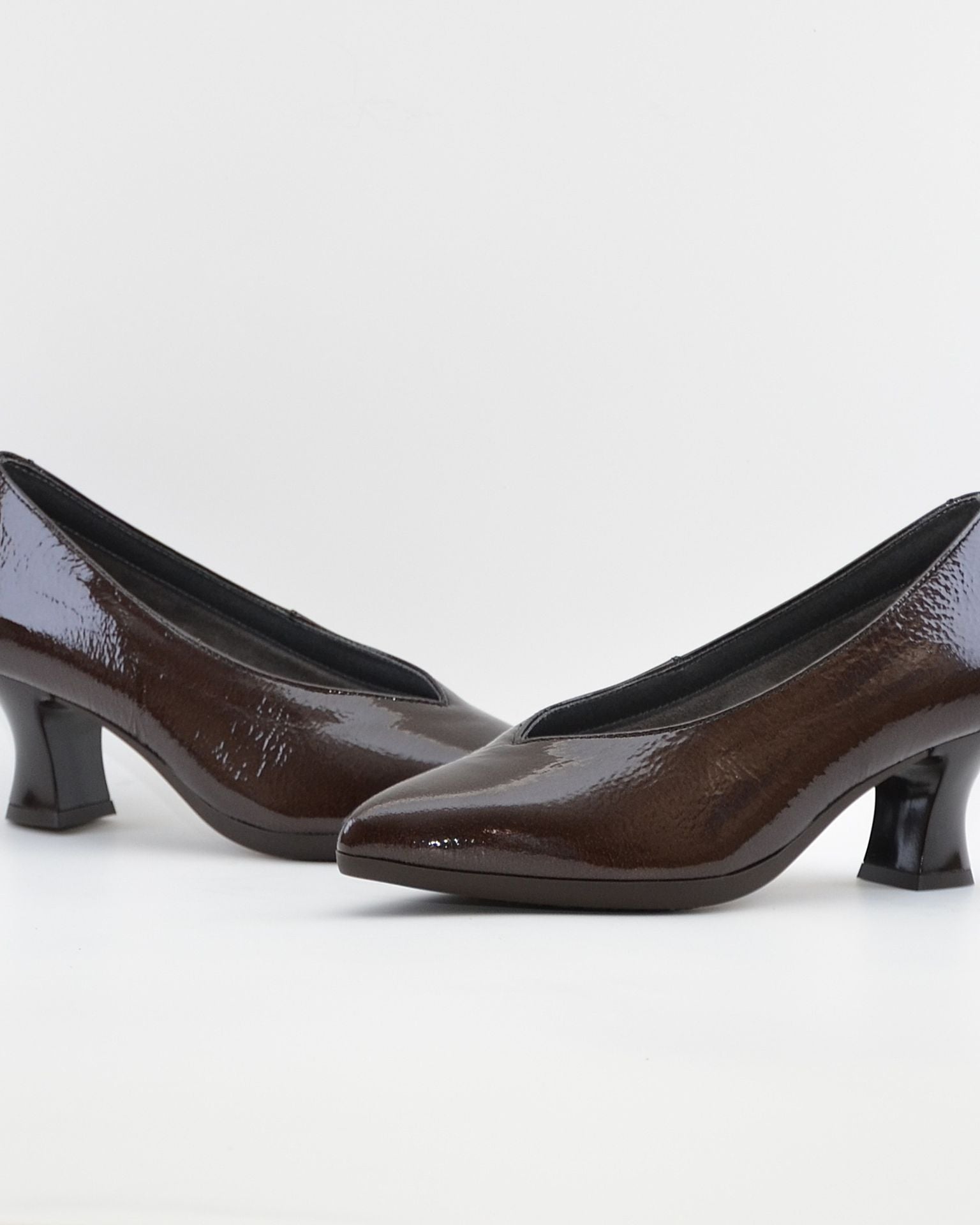 ZAPATO SALON MUJER PITILLOS CHAROL MARRÓN 11681