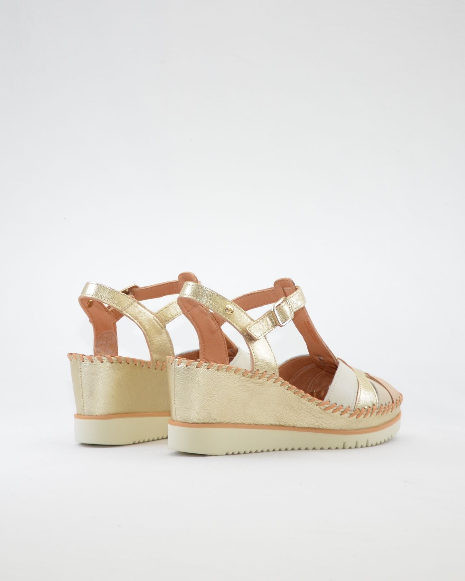 SANDALA DE CUÑA MUJER COLOR PLATINO TIRAS EN BEIGE NUDE PIKOLINOS W3Z-1836CLC1
