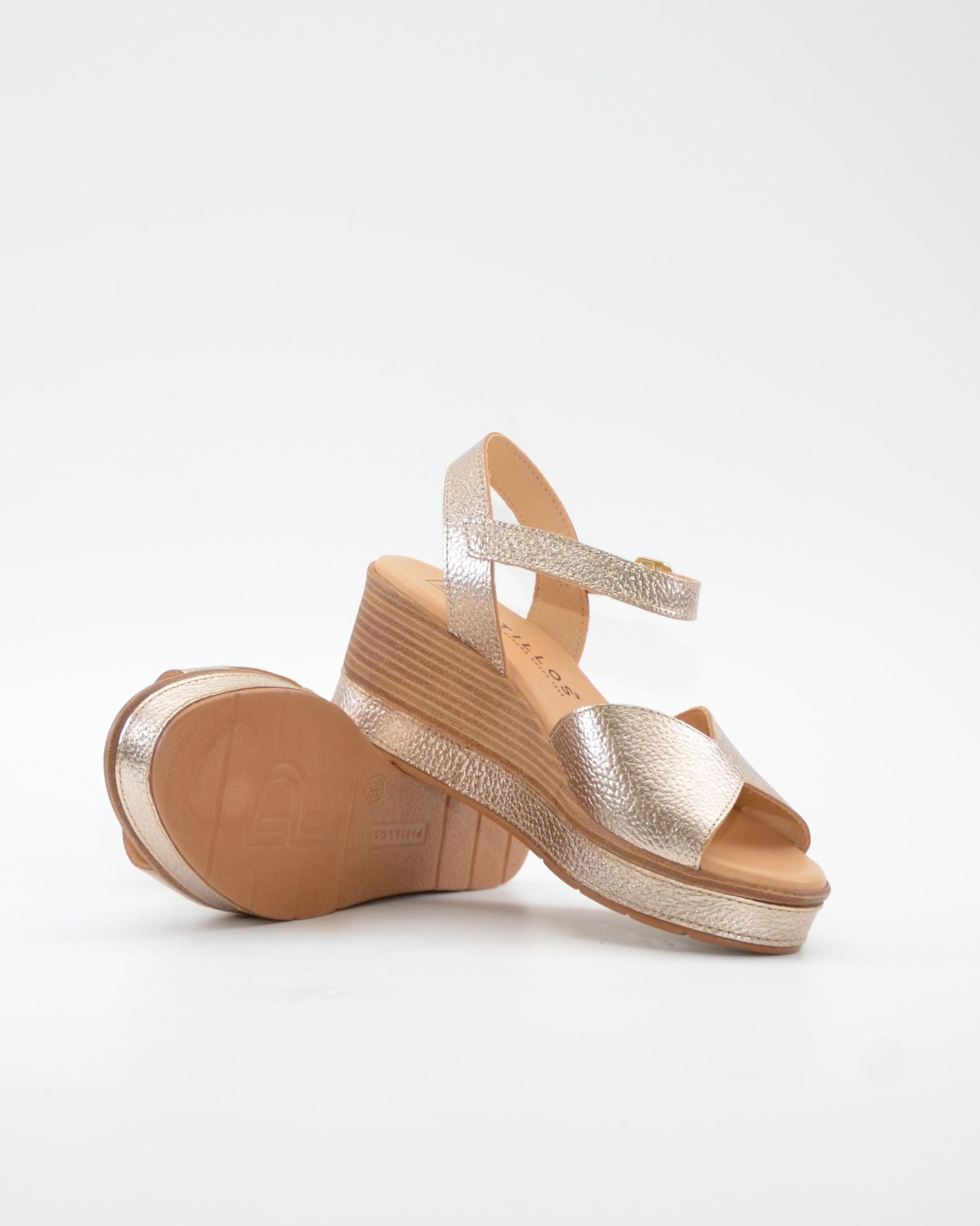 SANDALIA CUÑA DORADA PARA MUJER CON PLANTA ACOLCHADA PITILLOS 11280