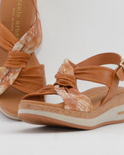 SNDALIA MUJER CUÑA COLOR CUERO PLANTA ACOLCHADA PAULA URBAN 35-710