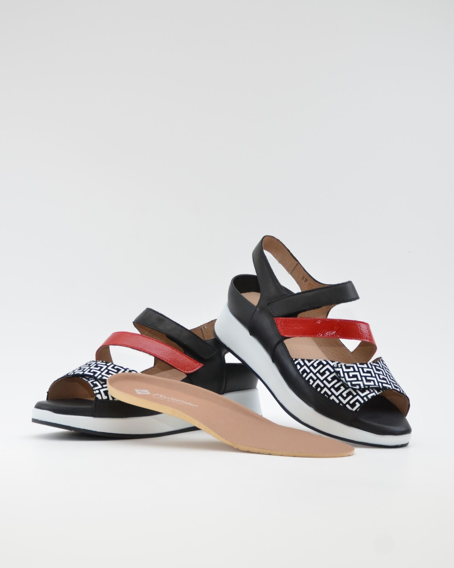 SANDALIA PLANTILLA EXTRAIBLE MUJER TRES VELCROS ANCHO ESPECIAL COLOR NEGRO Y ROJO PIE SANTO 260423