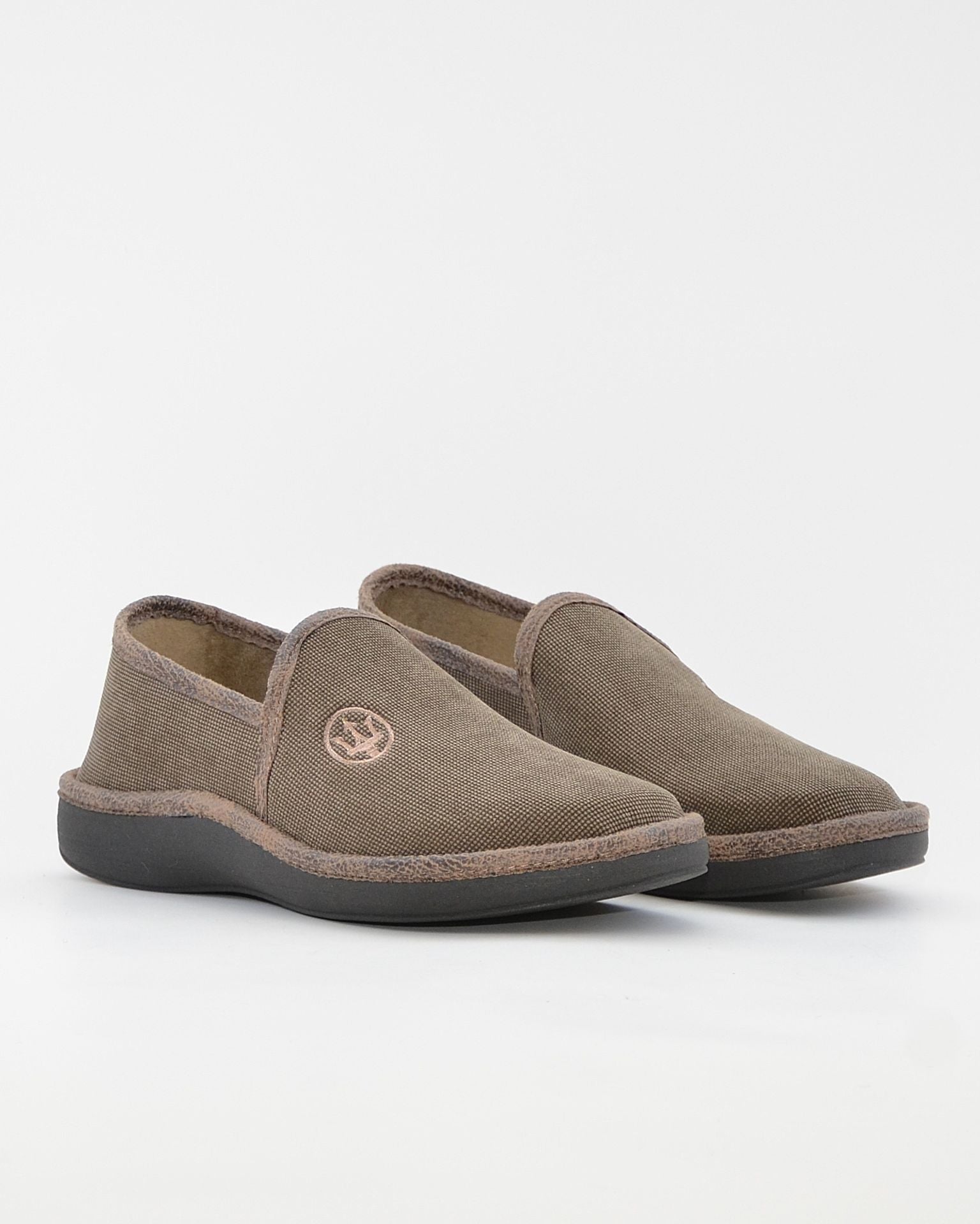 ZAPATILLAS DE CASA CERRADA HOMBRE SALVI 08D-244 TRIANA TOSTADO TRIDENTE