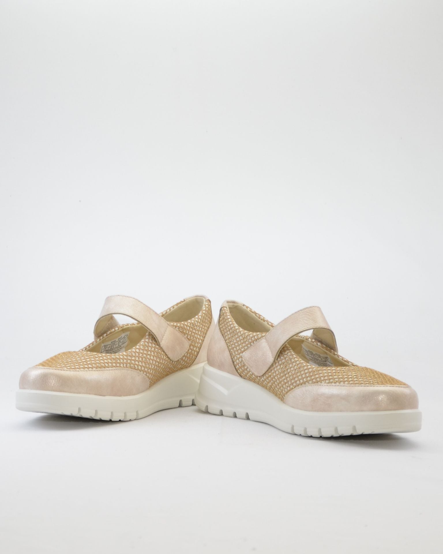 MERCEDITA CASUAL CON CIERRE DE VELCRO ANCHO ESPECIAL PITILLOS 20302 DORADO
