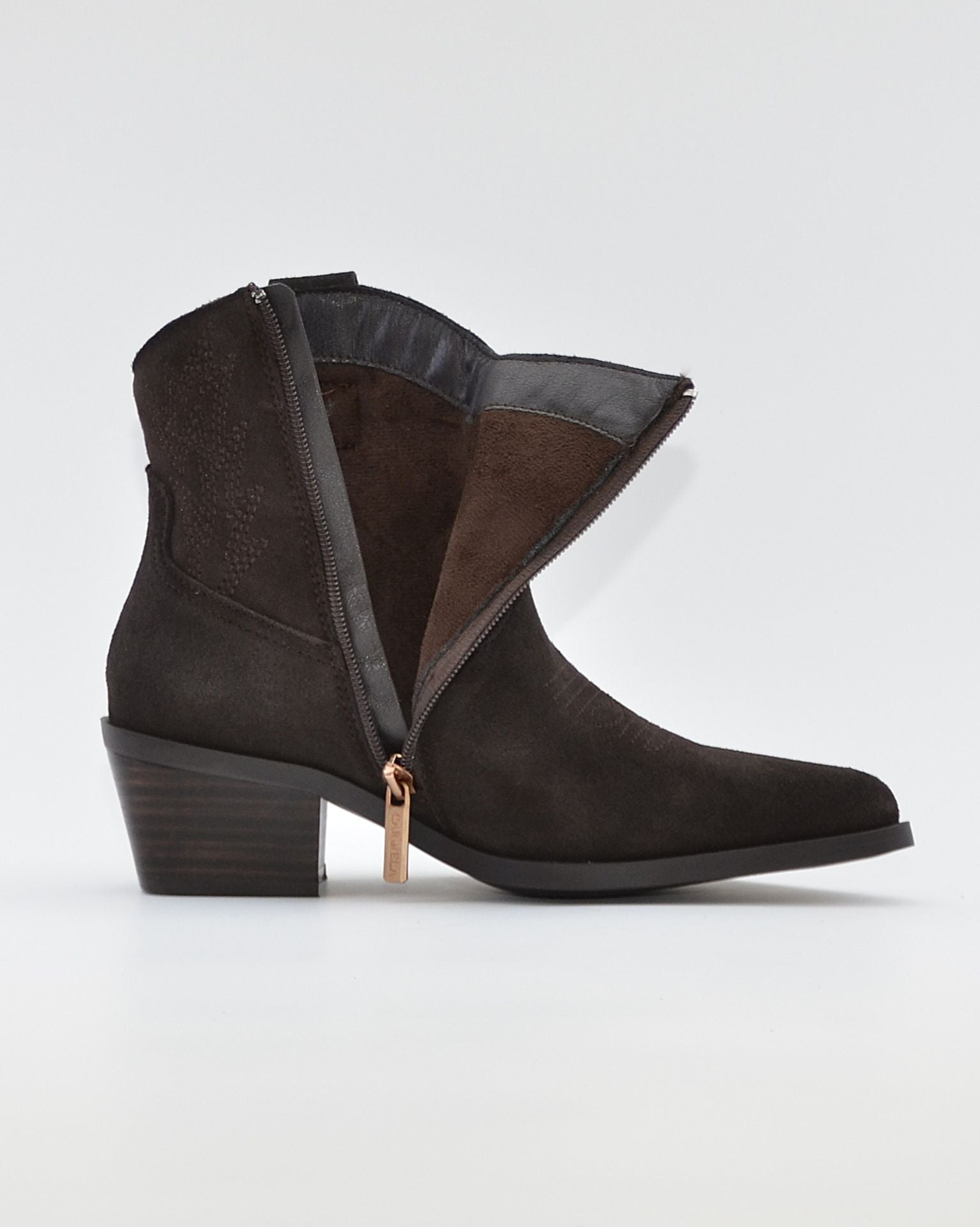 BOTIN MUJER COWBOY SERRAJE MARRÓN CHOCOLATE CON BORDADO CARMELA 164390
