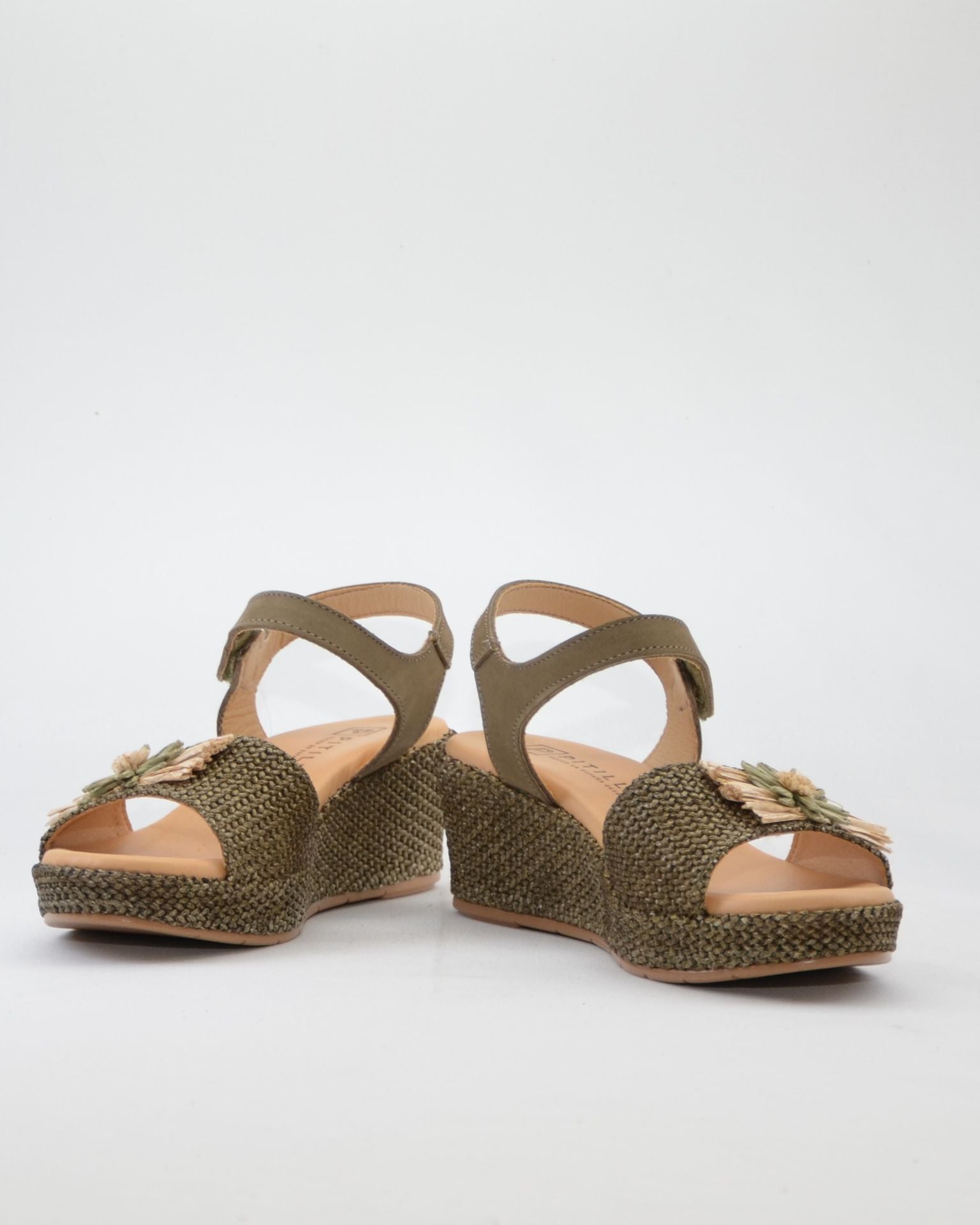 SANDALIA CON CUÑA MUJER PLANTA ACOLCHADA ADORNO FLOR RAFIA COLOR KAKI PITILLOS 11262