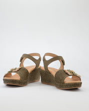 SANDALIA CON CUÑA MUJER PLANTA ACOLCHADA ADORNO FLOR RAFIA COLOR KAKI PITILLOS 11262