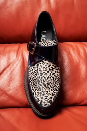 ZAPATO MUJER HEBILLA CHAROL AZUL ANIMAL PRINT LACOMBA MEDINILA