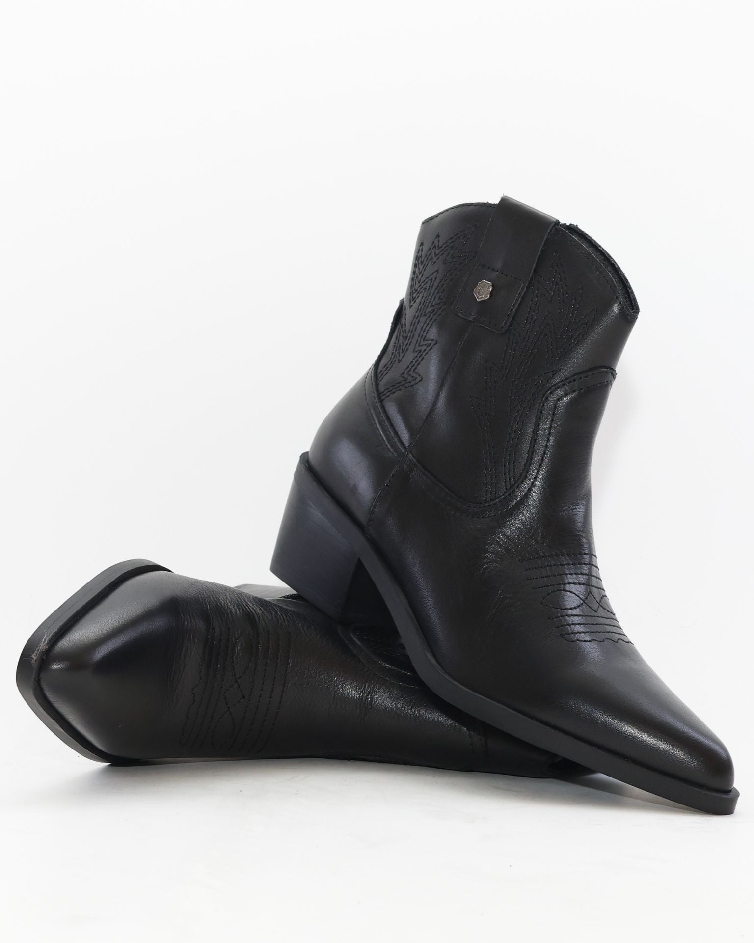 BOTIN MUJER COWBOY PIEL COLOR NEGRO CON BORDADO CARMELA 164391