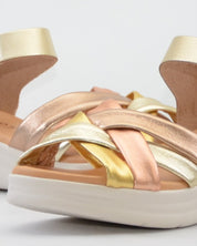 SANDALIA CUÑA METALIZADA TUBULAR PLANTA ACOLCHADA PITILLOS 11290 ORO