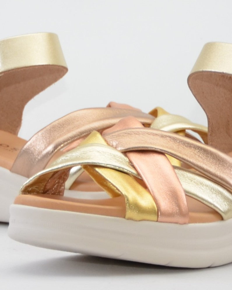 SANDALIA CUÑA METALIZADA TUBULAR PLANTA ACOLCHADA PITILLOS 11290 ORO