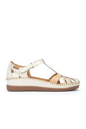 SANDALIA PLANA COLOR BLANCA CON TIRAS EN NUDE Y METALIZADAS Y CIERRE DE VELCRO PIKOLINOS W8K-0705C1 NATA
