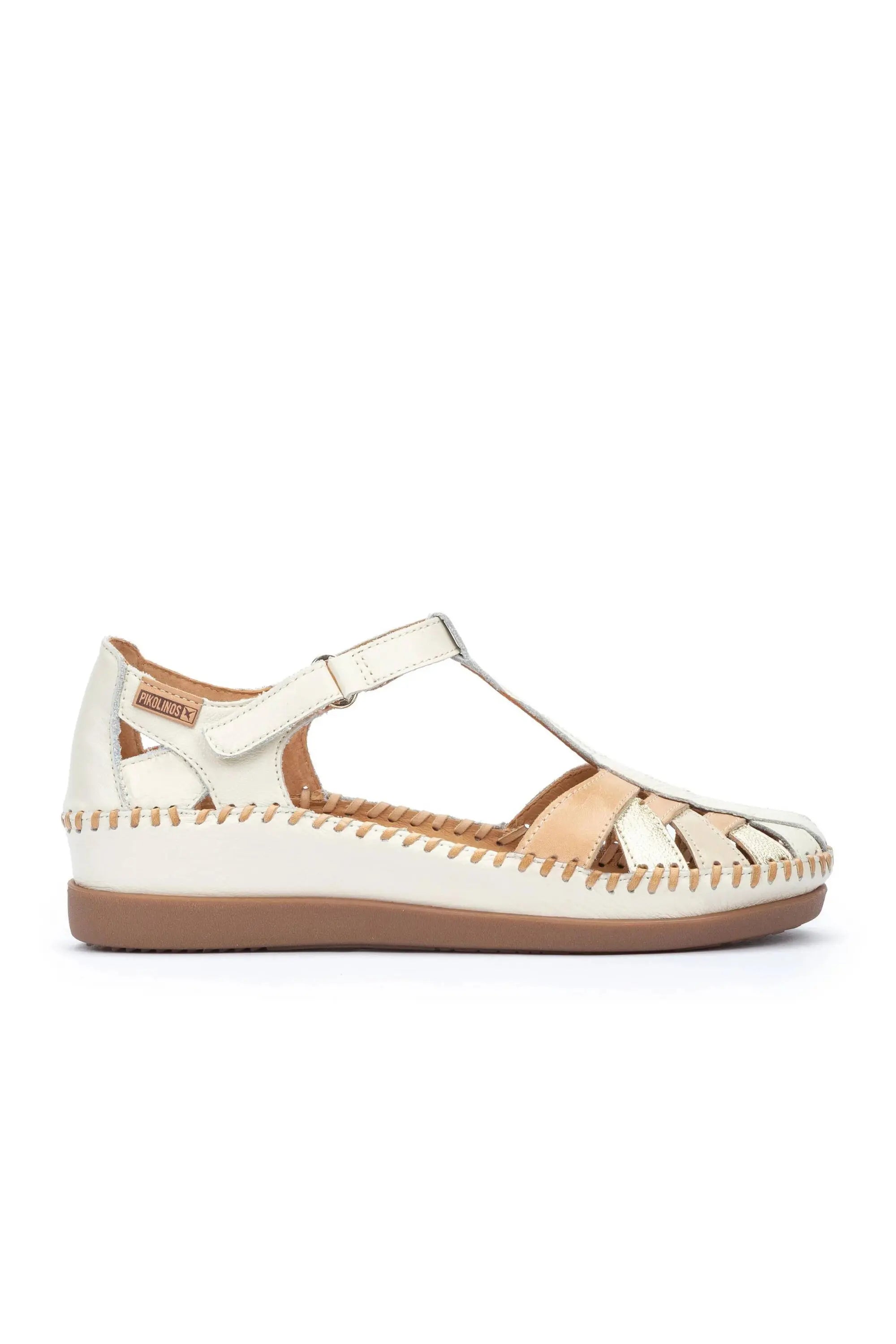 SANDALIA PLANA COLOR BLANCA CON TIRAS EN NUDE Y METALIZADAS Y CIERRE DE VELCRO PIKOLINOS W8K-0705C1 NATA