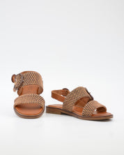 SANDALIA MUJER PLANA CAMEL CON DETALLES EN CUERDA TRENZADA CARMELA 163159