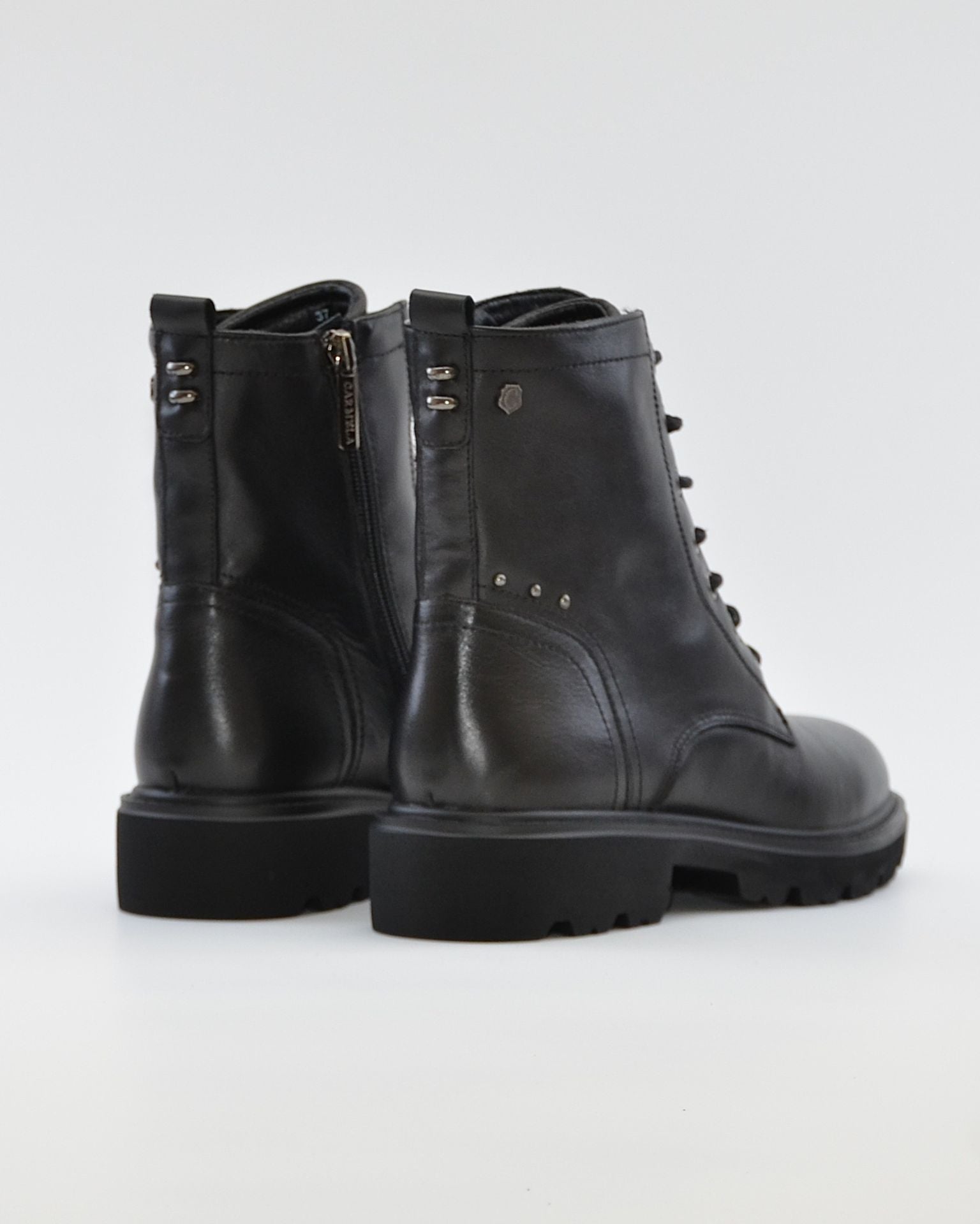 BOTA TIPO MILITAR PIEL COLOR NEGRO CARMELA 164337