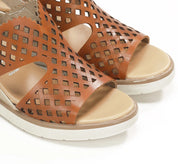 SANDALIA MUJER FLUCHOS COLOR CUERO CON TIRA TRASERA METALIZADA SMASH F1972