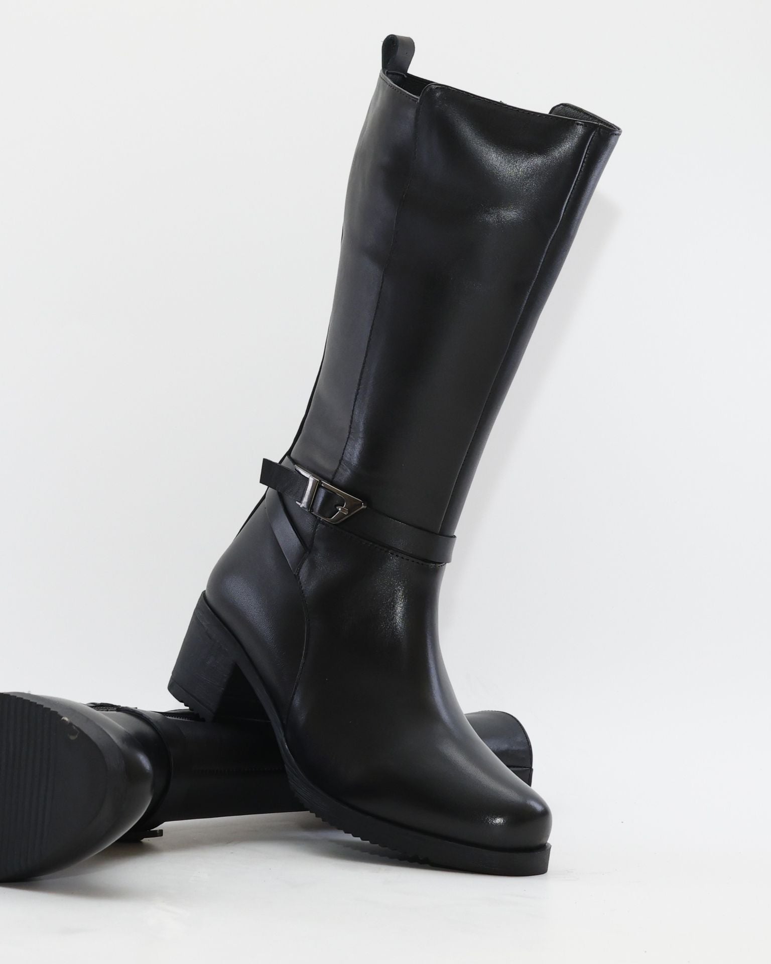 BOTA ALTA MUJER TACON MEDIO COLOR NEGRO ADORNO METALICO  CREMALLERA Y ELASTICO TREINTAS L-1508