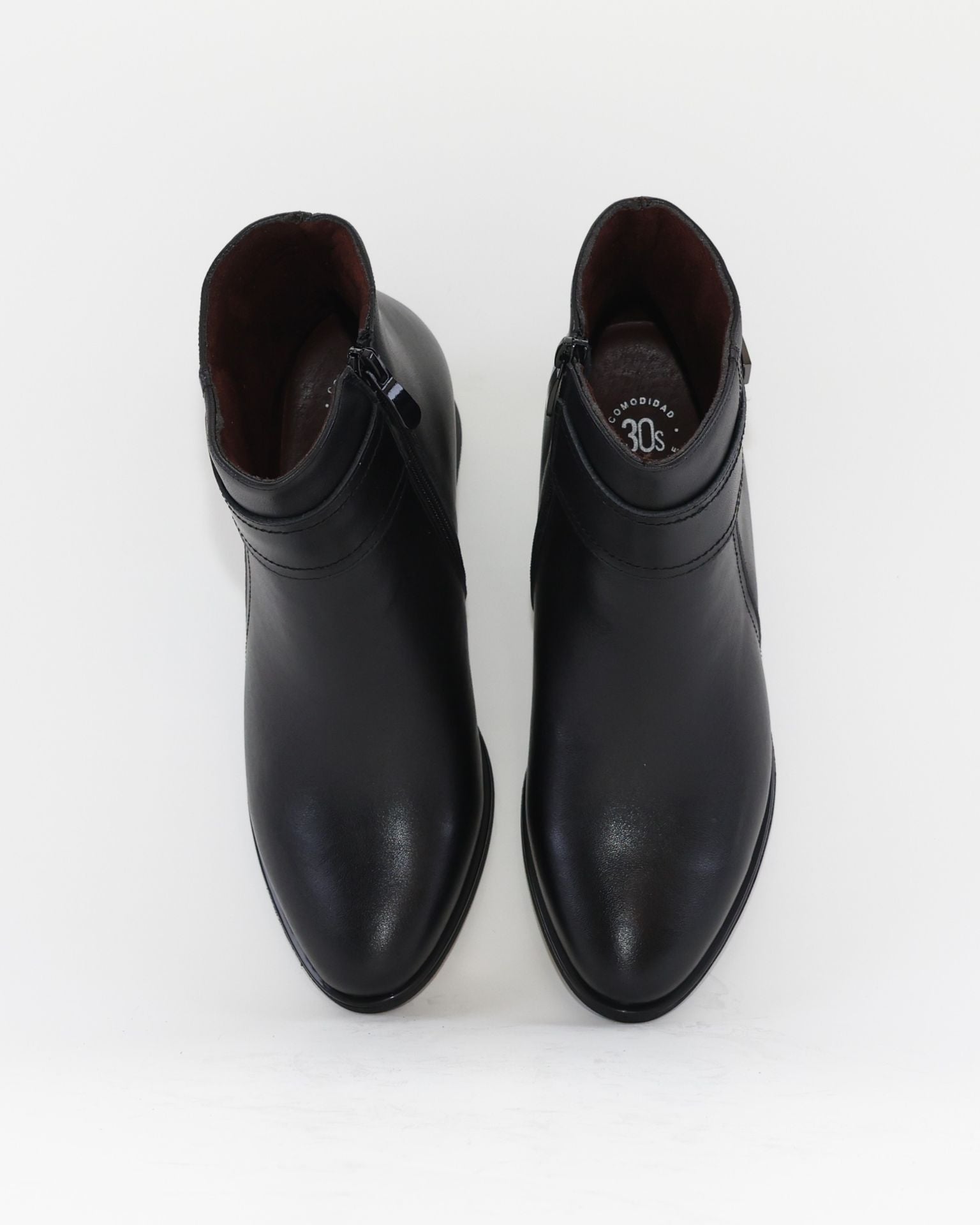 BOTIN MUJER TACON BAJO COLOR NEGRO ADORNO METALICO Y CREMALLERA TREINTAS 4619