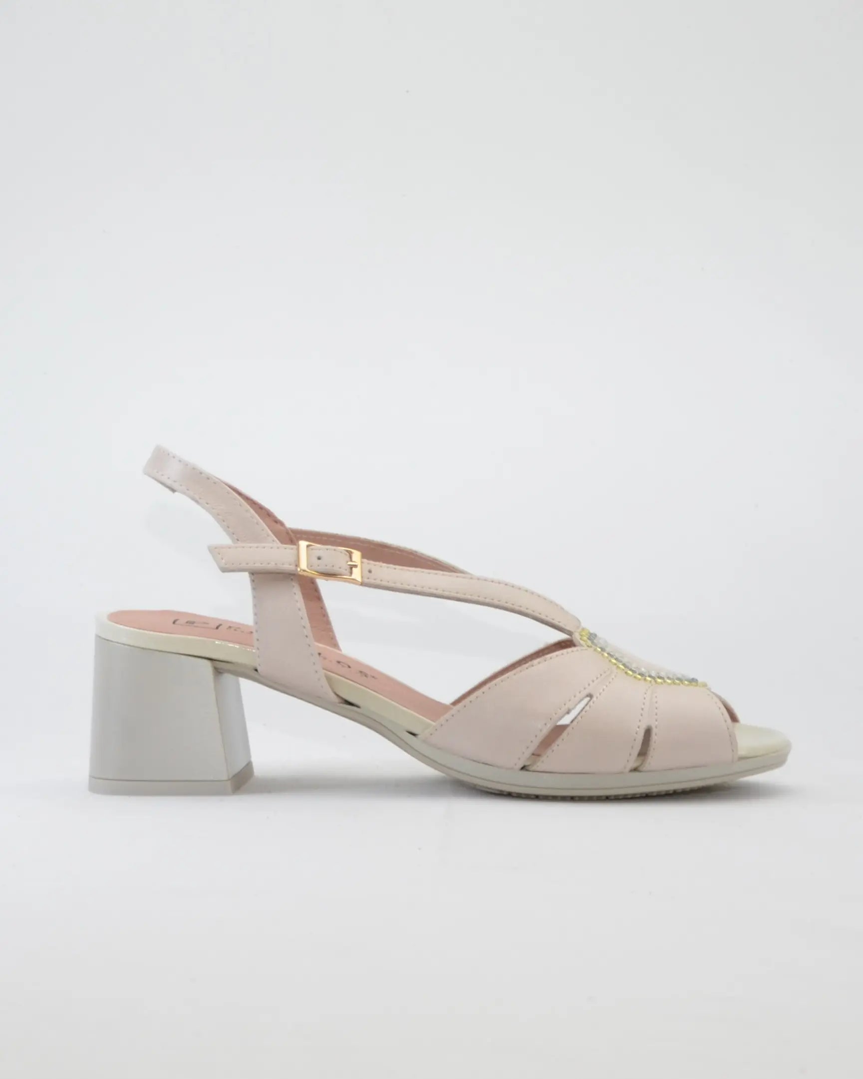 SANDALIA VESTIR TACON CUADRADO COLOR NUDE ADORNO DORADO PITILLOS 11215
