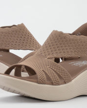 SANDALIA MUJER CUÑA SKECHERS COLOR TAUPE 120012 MOC SLIP-INS