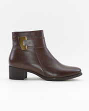 BOTIN MUJER TACON BAJO COLOR MARRON ADORNO METALICO Y CREMALLERA TREINTAS 4619