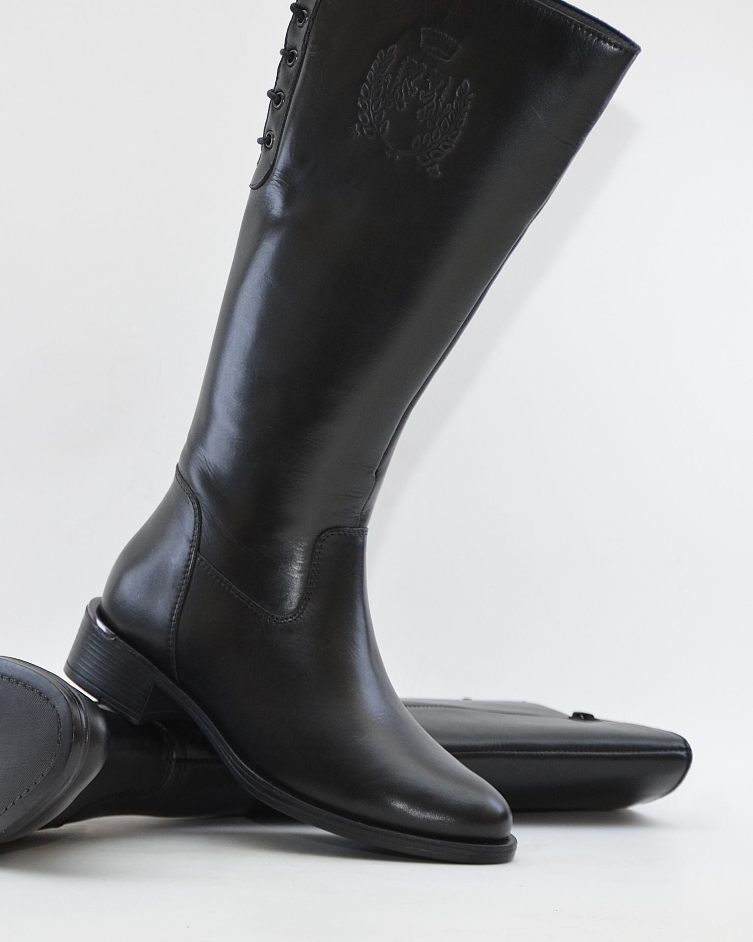 BOTA PLANA MUJER NEGRA CON APERTURA AJUSTABLE EN EL GEMELO CARMELA 164010