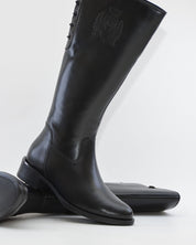 BOTA PLANA MUJER NEGRA CON APERTURA AJUSTABLE EN EL GEMELO CARMELA 164010